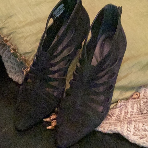 Rockport Black leather suede cut-outs kitty heel zipper in back pointed toes. 7 - Picture 6 of 6